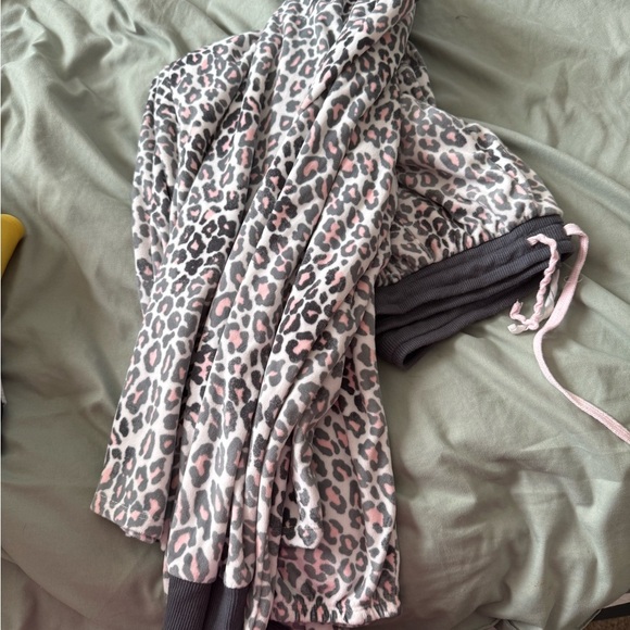Kenzie Leopard Print women’s pajamas - Picture 3 of 3